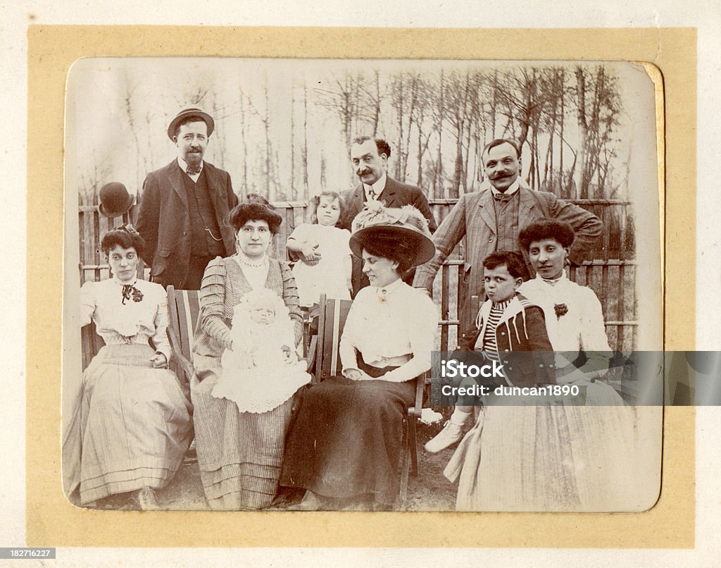 Realizado familia grupo de fotografía antigua - Foto de stock de Árbol genealógico libre de derechos