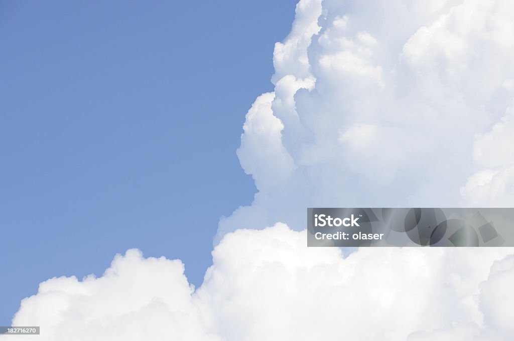 Białe puszyste chmury w błękitne niebo - Zbiór zdjęć royalty-free (Bez ludzi)