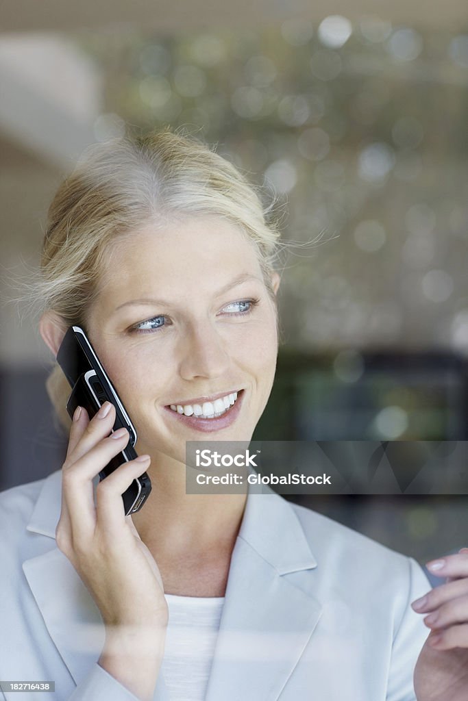 Linda joven mujer de negocios hablando por teléfono celular - Foto de stock de 20 a 29 años libre de derechos