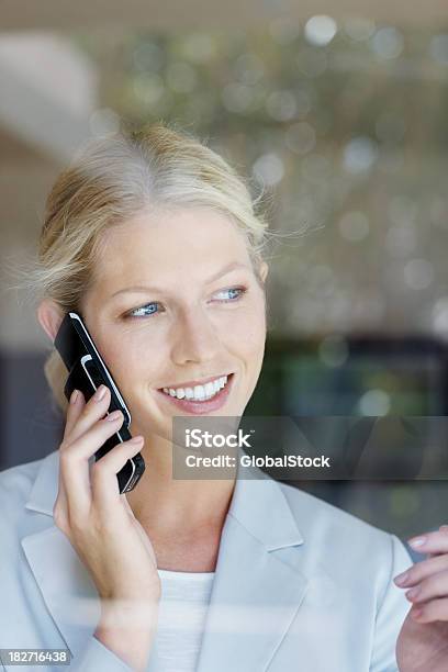 Linda Joven Mujer De Negocios Hablando Por Teléfono Celular Foto de stock y más banco de imágenes de 20 a 29 años