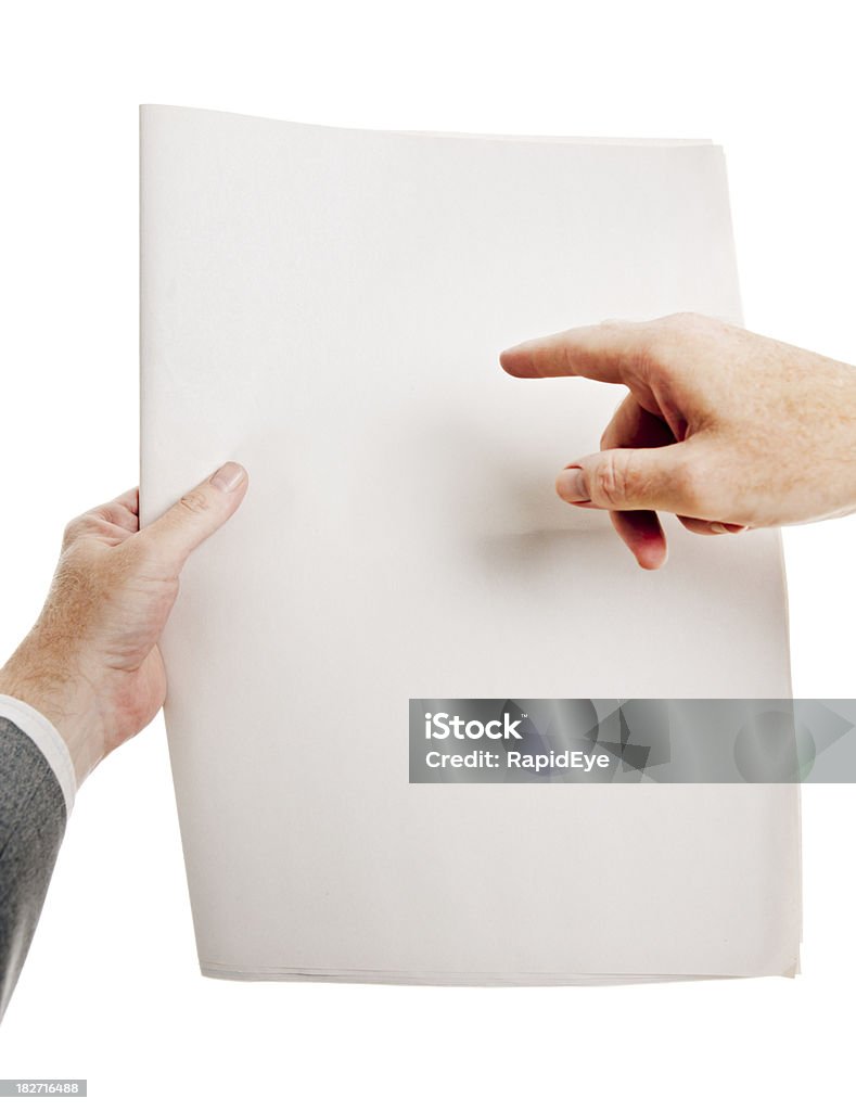 Homem mão pontos de jornal em branco-o que é a mensagem? - Foto de stock de Jornal royalty-free