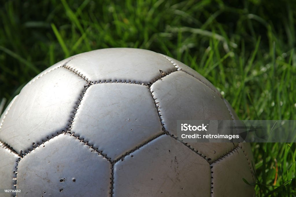 Tatty vecchio in pelle su superfici in erba Coperto di vegetazione calcio (pallone da calcio - Foto stock royalty-free di Argentato