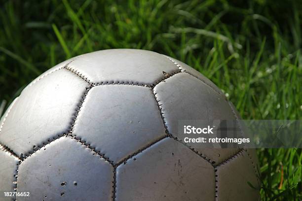 Tatty De Couro Velho Sobre Repleto De Vegetação Grama Campo De Futebol Bola De Futebol - Fotografias de stock e mais imagens de Antigo