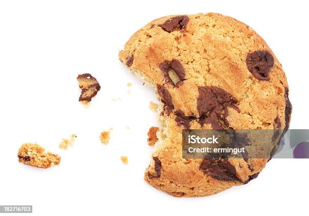 ハーフ食べるチョコレートチップクッキー白で分離 - クッキーのストックフォトや画像を多数ご用意 - クッキー, 白背景, かじりかけ