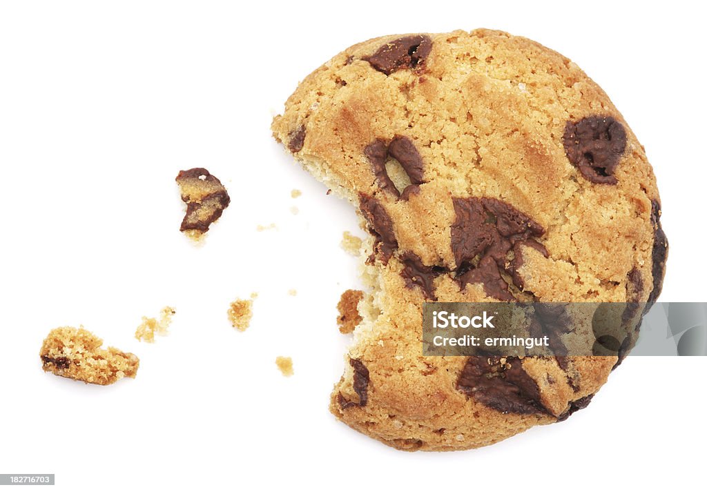 Comer Meio cookie quente com pedaços de chocolate isolada no branco - Foto de stock de Biscoito royalty-free