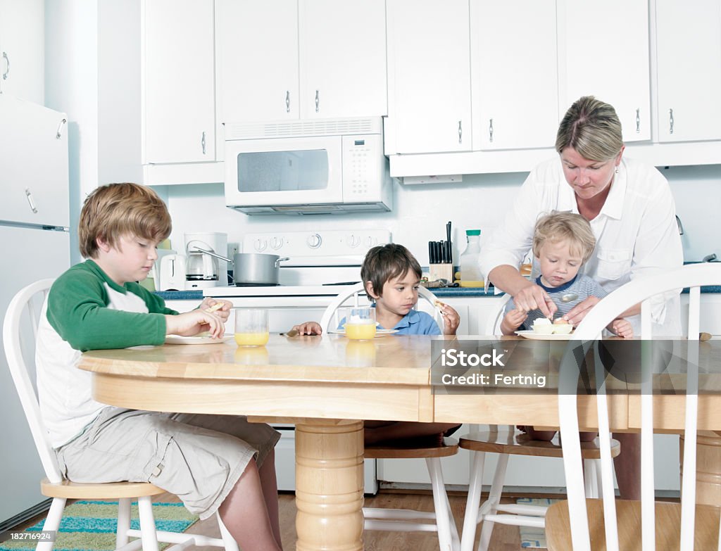 Ocupado mãe ao pequeno-almoço - Royalty-free Afazeres Domésticos Foto de stock