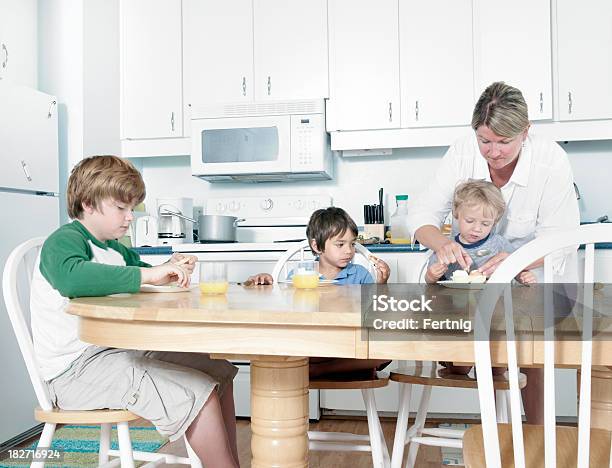 Ocupado Mãe Ao Pequenoalmoço - Fotografias de stock e mais imagens de Afazeres Domésticos - Afazeres Domésticos, Cozinha, Cozinha doméstica