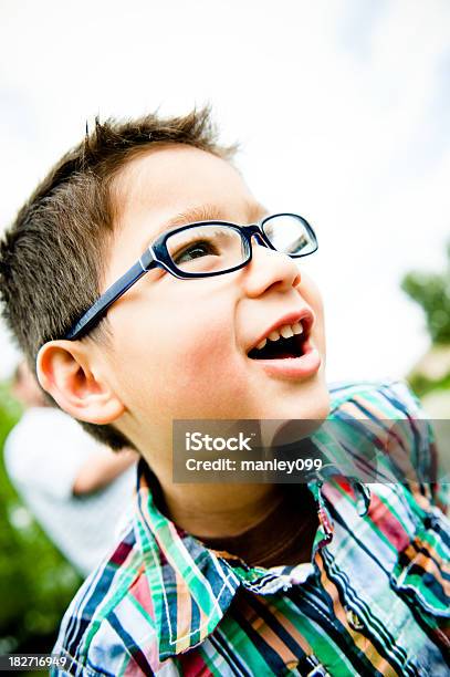 Cerrar El Retrato De Niño Atractivo Foto de stock y más banco de imágenes de 4-5 años - 4-5 años, Aire libre, Alegre