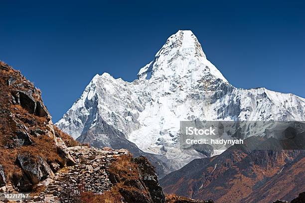 Поход В Гималаигора Амадаблам — стоковые фотографии и другие картинки Верхняя часть - Верхняя часть, Гора, На верху