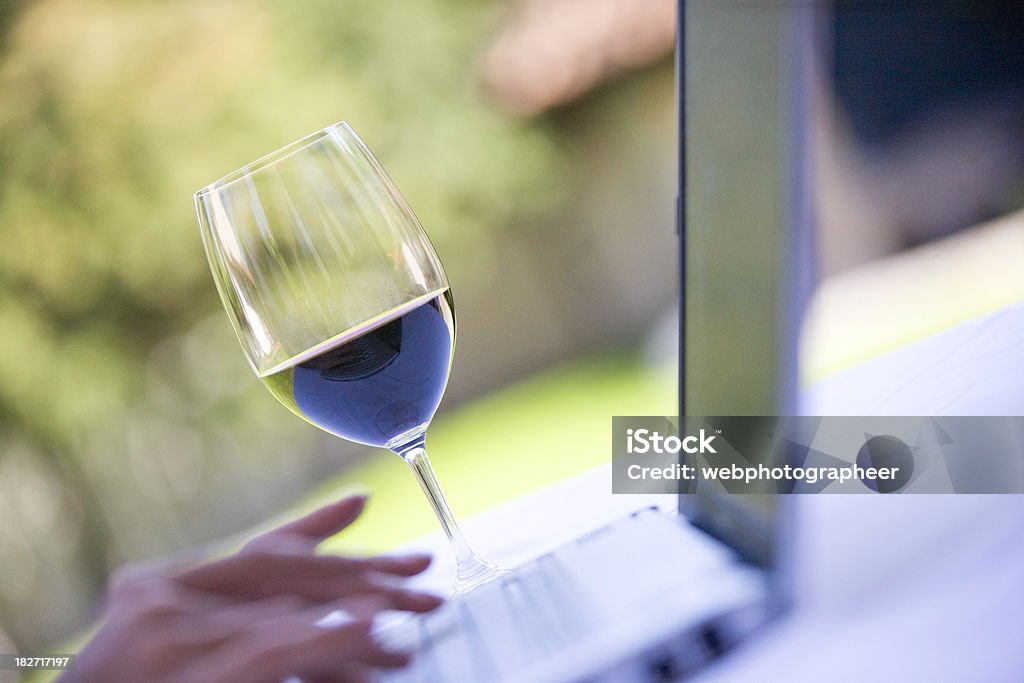 Vinho tinto e laptop - Foto de stock de Atividade royalty-free