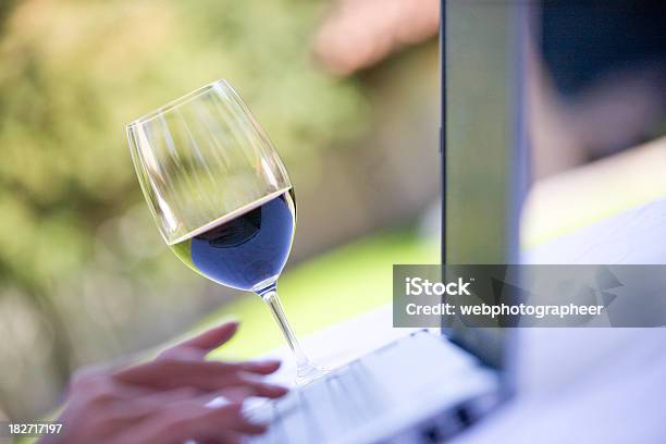 Foto de Vinho Tinto E Laptop e mais fotos de stock de Atividade - Atividade, Bar, Bebida