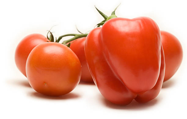 Poivron rouge isolé sur blanc avec des tomates. - Photo