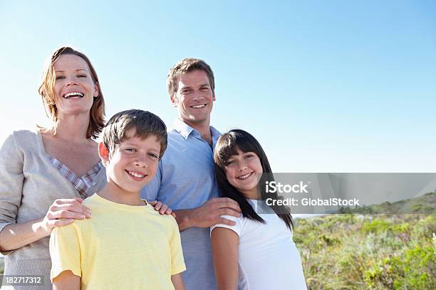 Foto de Retrato De Família Feliz Juntos Em Pé e mais fotos de stock de 10-11 Anos - 10-11 Anos, 12-13 Anos, 30 Anos
