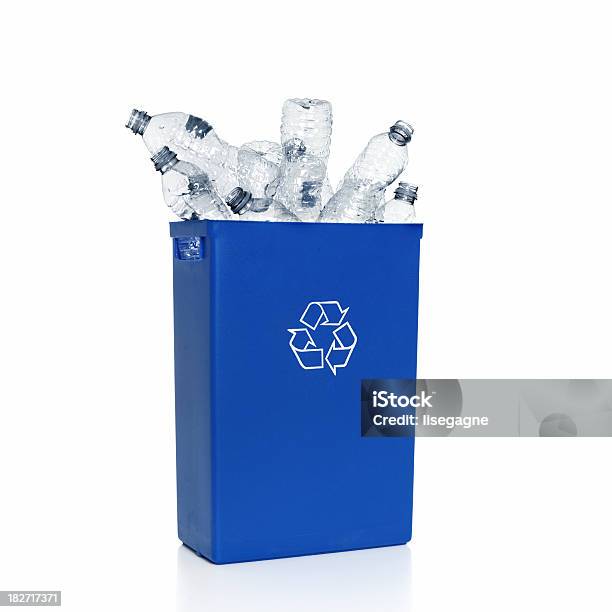 Garrafas Em Reciclagem Bin De Plástico - Fotografias de stock e mais imagens de Caixote de Reciclagem - Caixote de Reciclagem, Dentro, Fotografia - Imagem