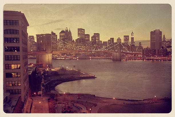 cartão postal de grunge do horizonte de manhattan - new york city night brooklyn bridge skyline imagens e fotografias de stock