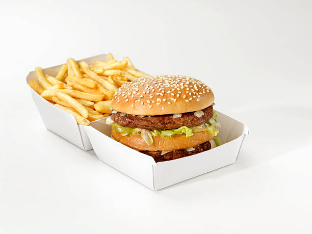 クラシックバーガーとフライドポテトのテイクアウトボックス - symmetry burger hamburger cheese ストックフォトと画像