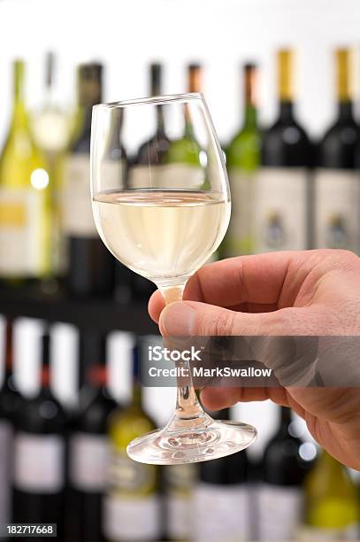 Photo libre de droit de Dégustation De Vin Blanc Dans La Salle De banque d'images et plus d'images libres de droit de Alcool - Alcool, Aliments et boissons, Bouteille