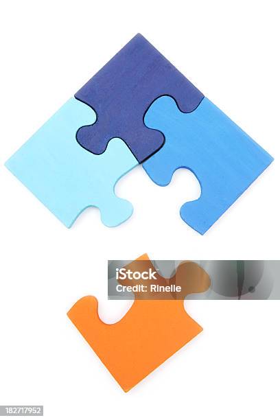 Completare Il Puzzle - Fotografie stock e altre immagini di Legno - Legno, Puzzle, Sfondo bianco