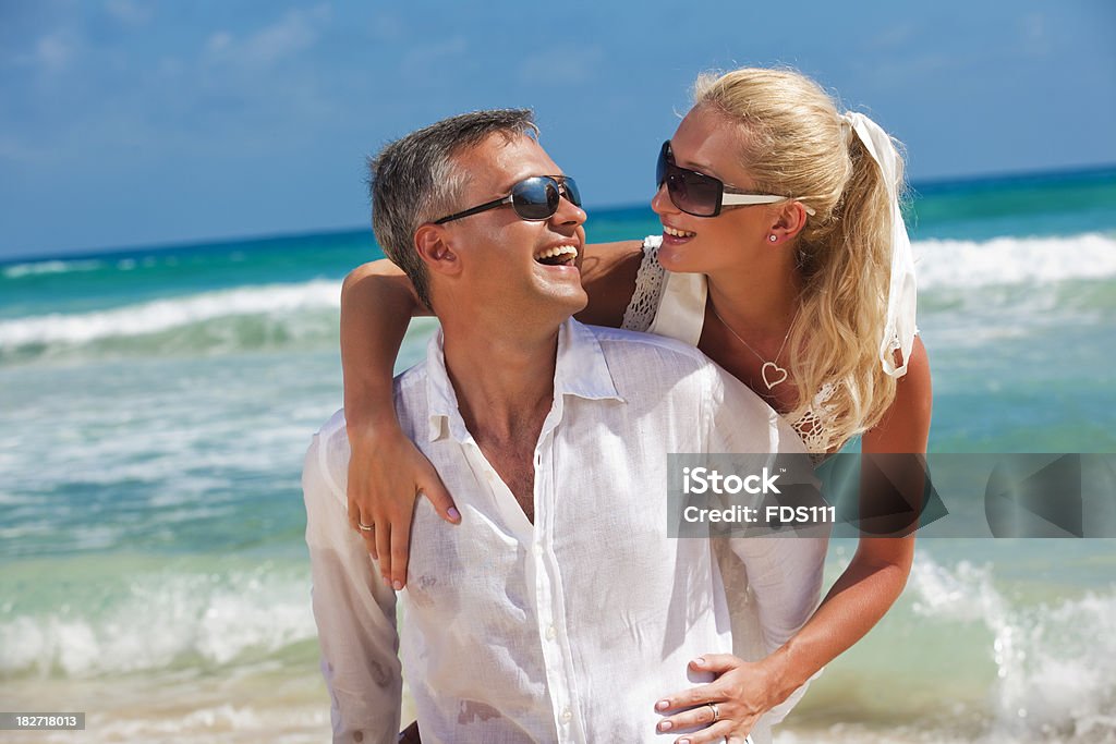 Romance no Caribe - Foto de stock de Abraçar royalty-free