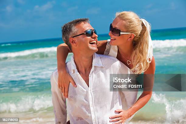 Foto de Romance No Caribe e mais fotos de stock de Abraçar - Abraçar, Adulto, Alegria