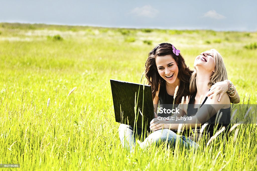 Felizes meninas com LapTop na natureza - Foto de stock de Adulto royalty-free