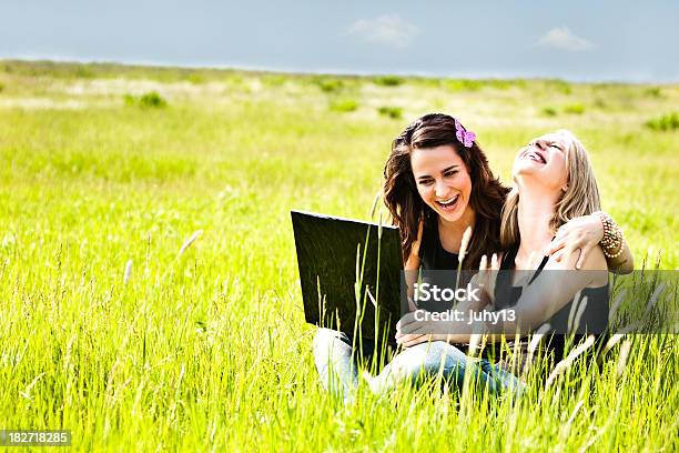 Foto de Felizes Meninas Com Laptop Na Natureza e mais fotos de stock de Adulto - Adulto, Alto contraste, Azul