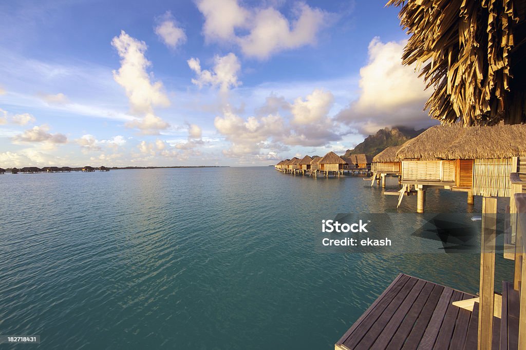 Over water resort di paradiso tropicale - Foto stock royalty-free di Albergo