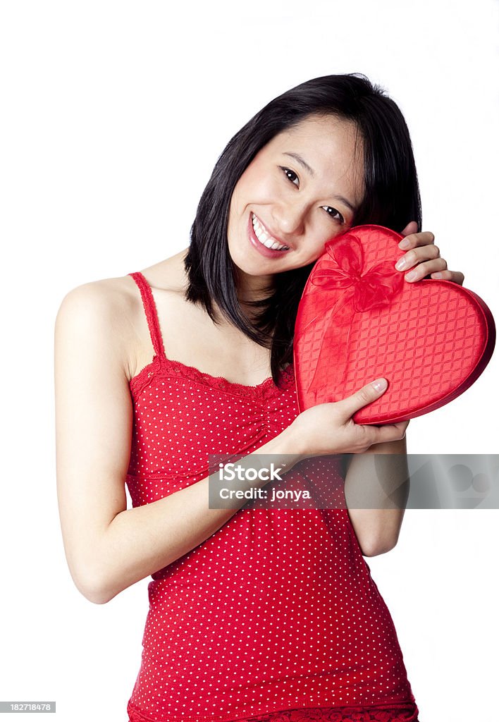 Heureuse femme asiatique avec boîte de la Saint-Valentin - Photo de 20-24 ans libre de droits
