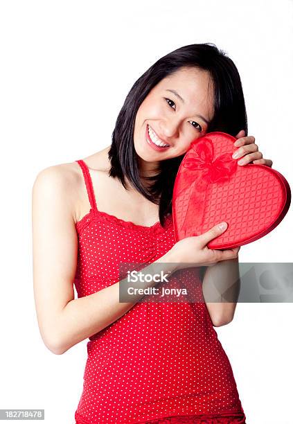 Foto de Feliz Mulher Asiática Com Caixa De Dia Dos Namorados e mais fotos de stock de 20-24 Anos