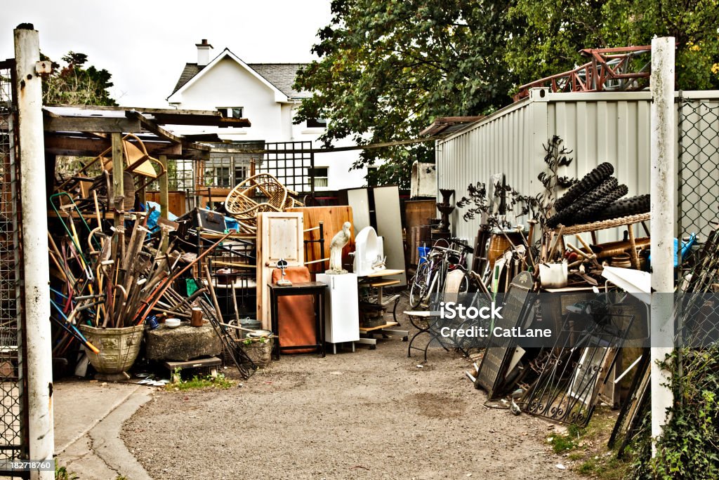 Riesen Flohmarkt - Lizenzfrei Privatverkauf vor dem Haus Stock-Foto