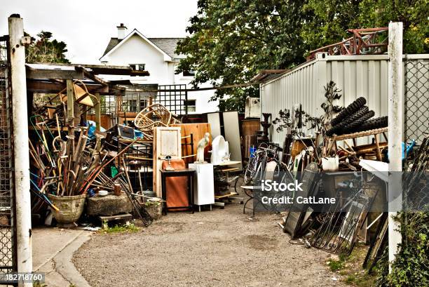 Riesen Flohmarkt Stockfoto und mehr Bilder von Privatverkauf vor dem Haus - Privatverkauf vor dem Haus, Schild, Autofriedhof