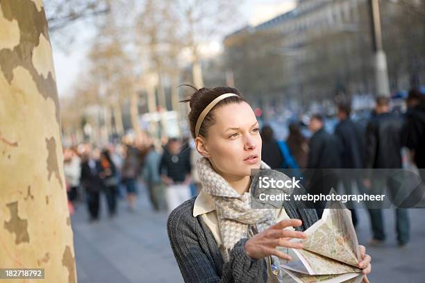 Turistiche Con Mappa - Fotografie stock e altre immagini di Ansia - Ansia, Meta turistica, Sfocato