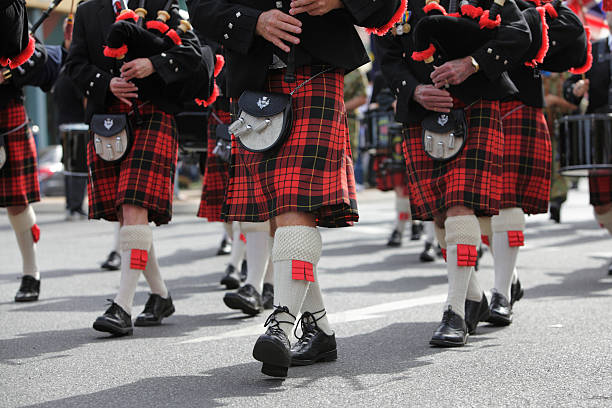 scottish banda de marcha - falda escocesa fotografías e imágenes de stock