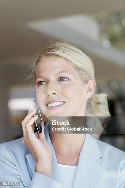 Encantadora Mujer Empresario Usando Un Teléfono Móvil En El Trabajo Foto de stock y más banco de imágenes de 20 a 29 años