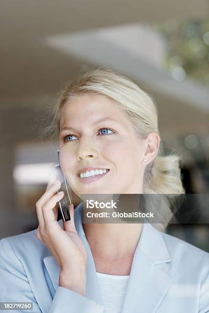 Foto de Linda Fêmea Empresário Usando Um Telefone Celular No Trabalho e mais fotos de stock de 20 Anos