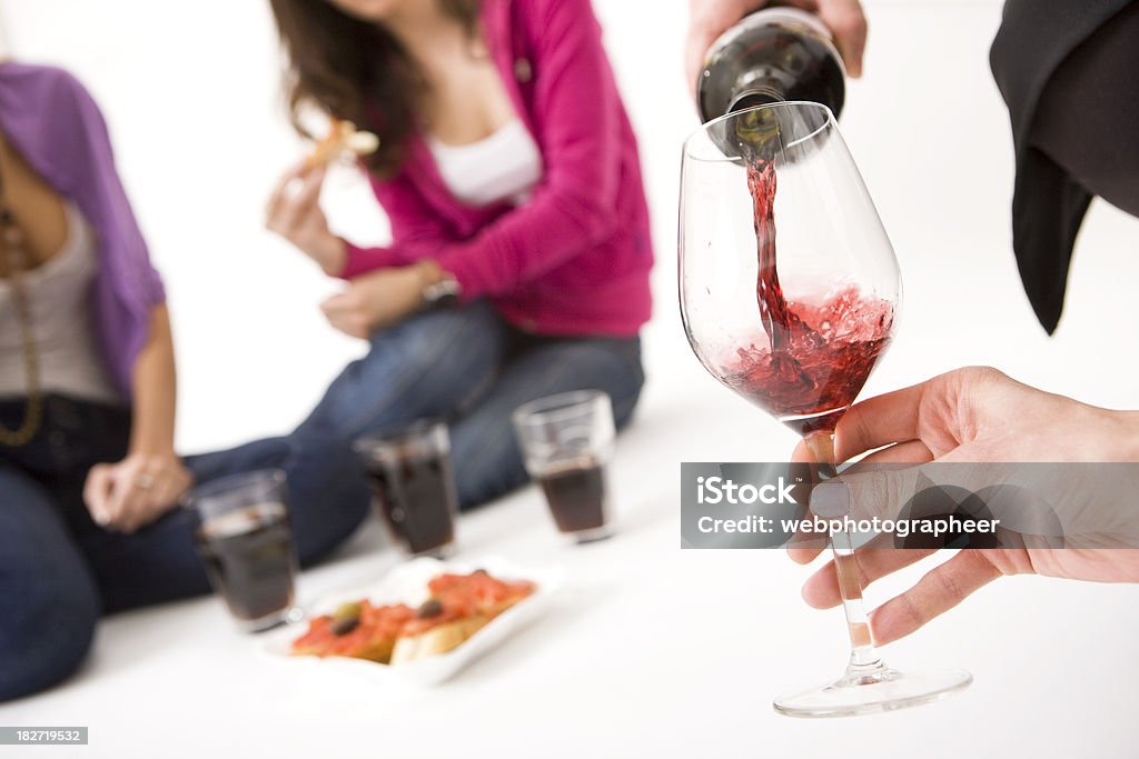 Wein Eingießen - Lizenzfrei Auf dem Boden sitzen Stock-Foto