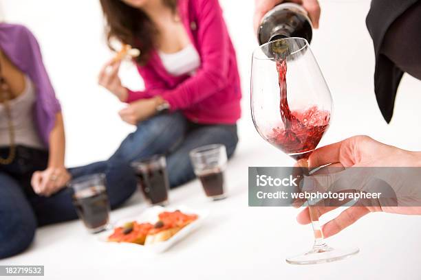 Wein Eingießen Stockfoto und mehr Bilder von Auf dem Boden sitzen - Auf dem Boden sitzen, Weinglas, Aktivitäten und Sport