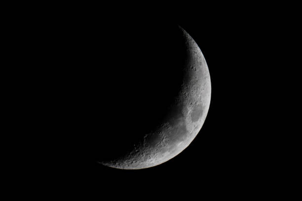 luna creciente en la noche del 17 de noviembre de 2023. - luna creciente fotografías e imágenes de stock