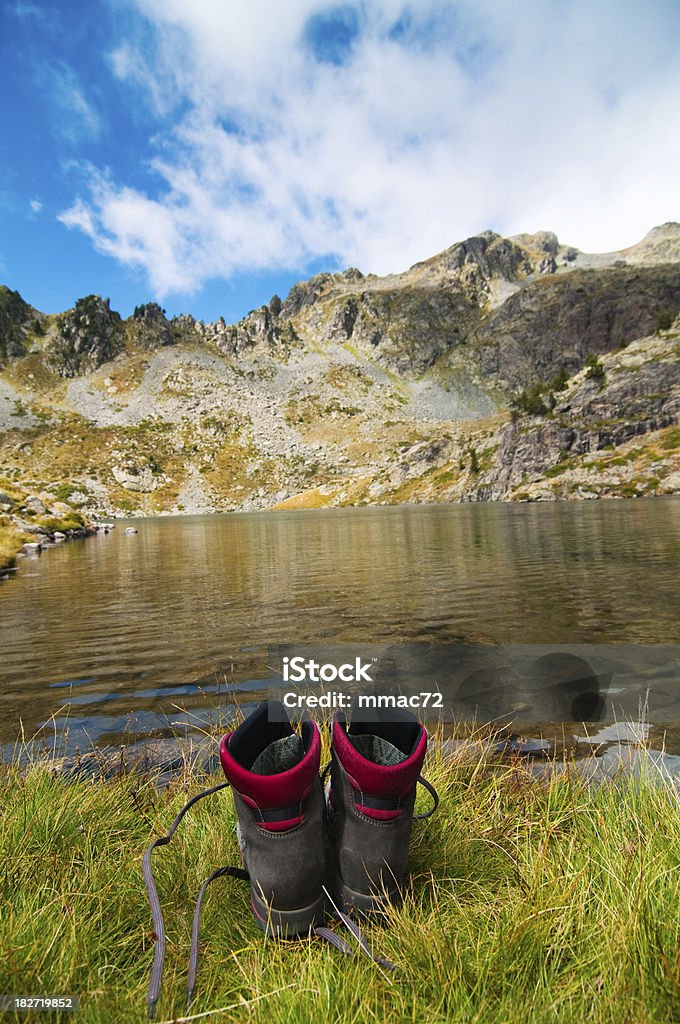 Wanderstiefel in der Natur mit Blick auf die Berge und den See - Lizenzfrei Abenteuer Stock-Foto