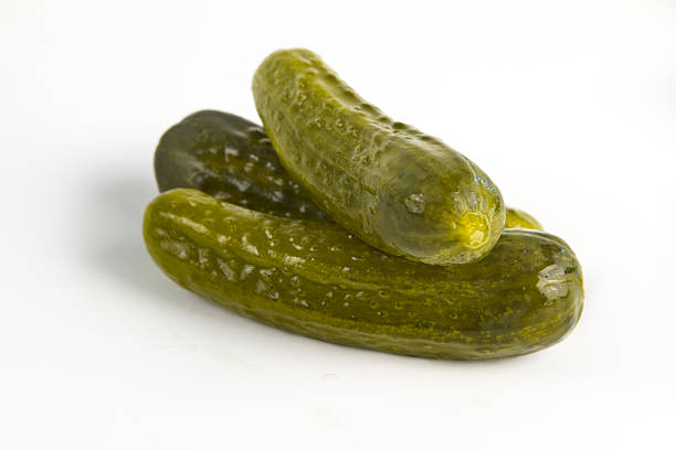aneth de marinades - cucumber pickled photos et images de collection
