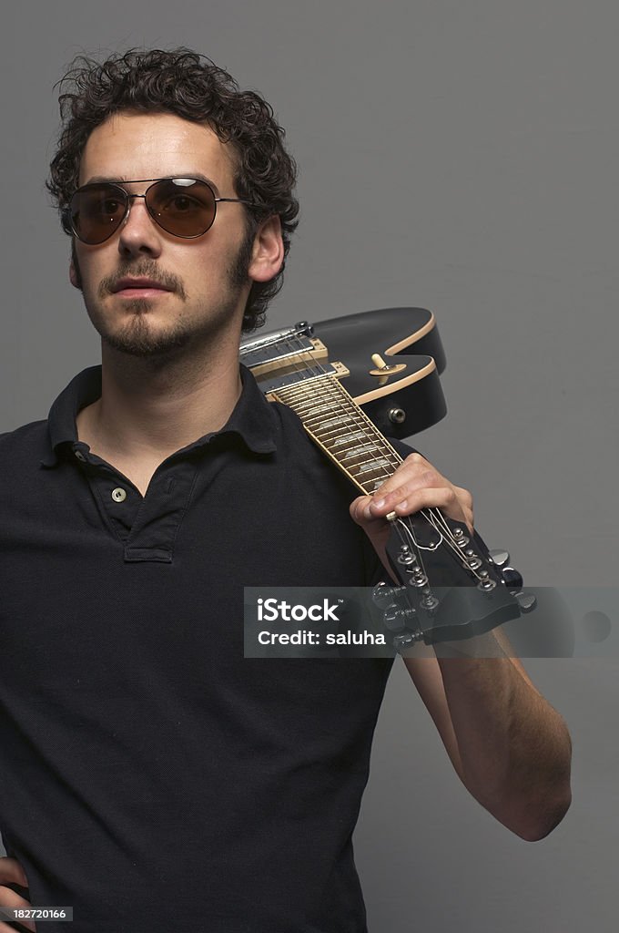 Rockstar holding eine Gitarre - Lizenzfrei Aufführung Stock-Foto