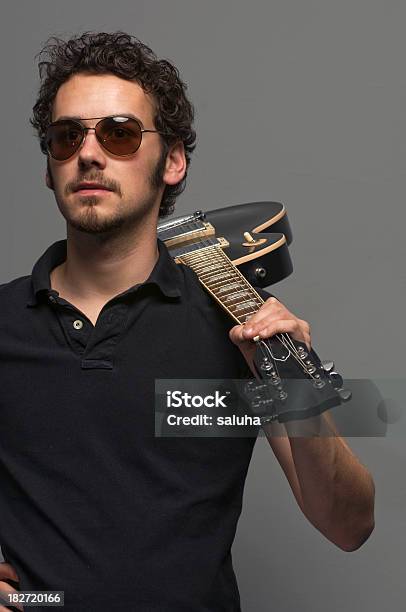 Rockstar Holding Eine Gitarre Stockfoto und mehr Bilder von Aufführung - Aufführung, Blues, Brille