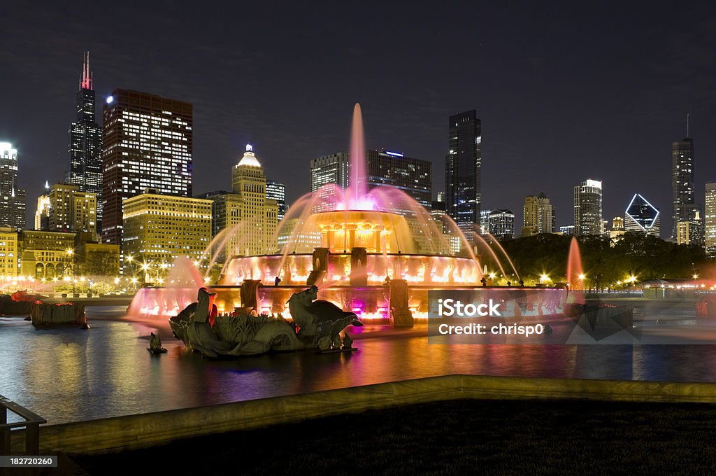 バッキンガム噴水やシカゴのダウンタウンの夜景 - アメリカ中西部のロイヤリティフリーストックフォト
