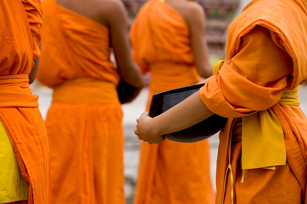 монахи в линии - bangkok thailand thai culture monk стоковые фото и изображения