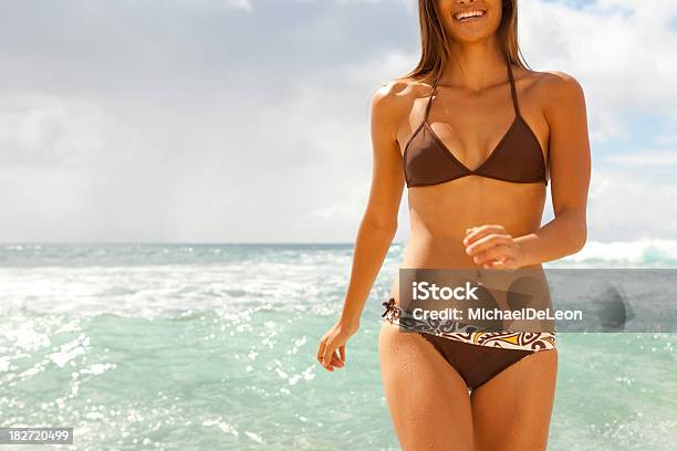 Diversión En La Playa Foto de stock y más banco de imágenes de Mujeres - Mujeres, Surf, 20-24 años