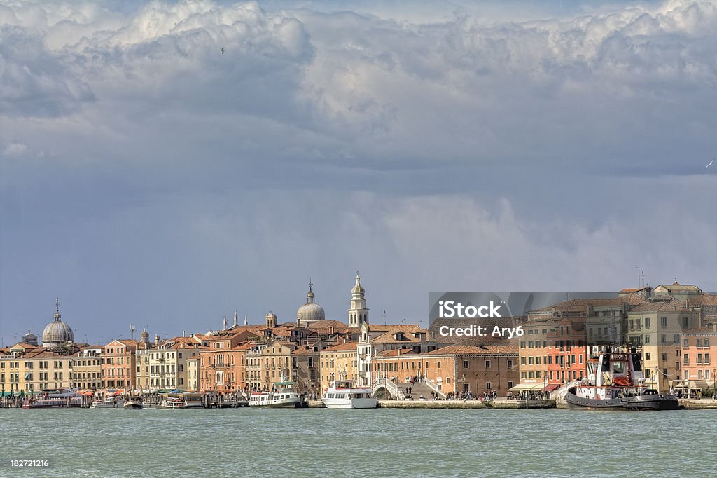 Sotto un cielo nuvoloso di Venezia, Italia - Foto stock royalty-free di Ambientazione esterna