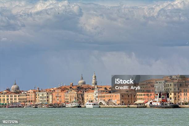 Sotto Un Cielo Nuvoloso Di Venezia Italia - Fotografie stock e altre immagini di Ambientazione esterna - Ambientazione esterna, Blu, Cielo