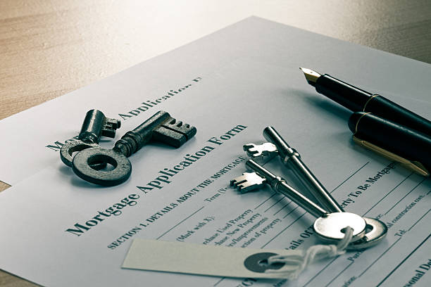 istock Mortgage form and keys with fountain pen 182721467