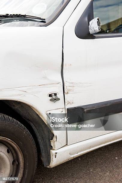 Foto de Branco Van Prang e mais fotos de stock de Amassado - Amassado, Furgão, Acidente