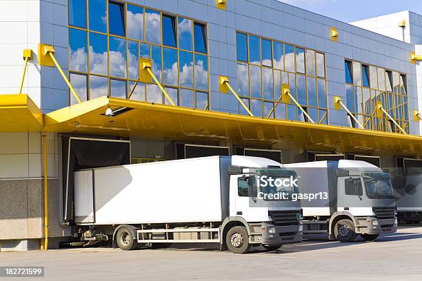 Moderno Docas De Carregamento - Fotografias de stock e mais imagens de Camião - Camião, Transporte - Assunto, Meio de Transporte